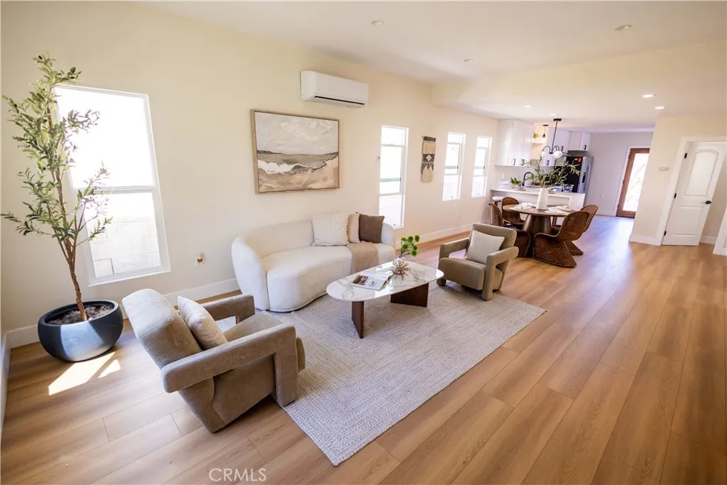 7710 S Halldale Avenue, Los Angeles, California 90047 home-pic-3