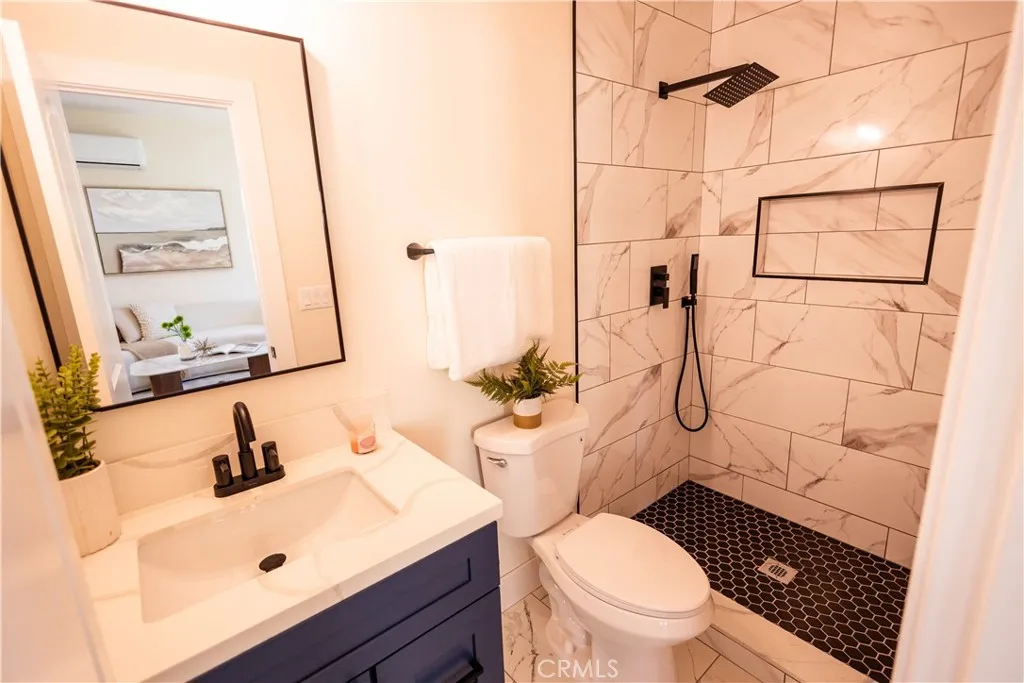 7710 S Halldale Avenue, Los Angeles, California 90047 home-pic-11