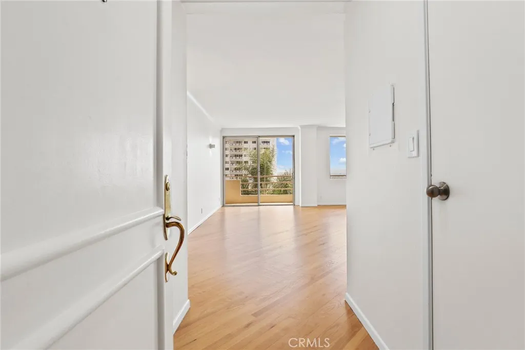 1131 Alta Loma Road 527, West Hollywood, California 90069 home-pic-3