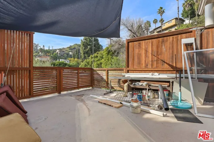 huge front patio w/ vu