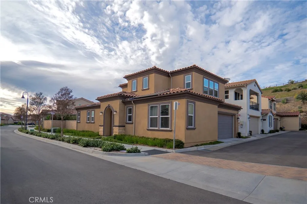 20525 Martingale, Saugus, California 91350 home-pic-2