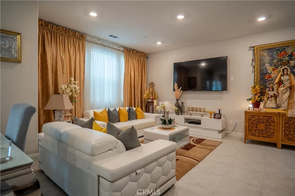20525 Martingale, Saugus, California 91350 home-pic-9