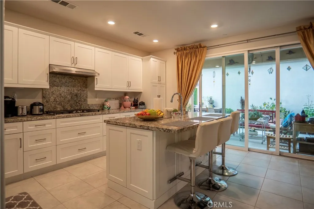 20525 Martingale, Saugus, California 91350 home-pic-11