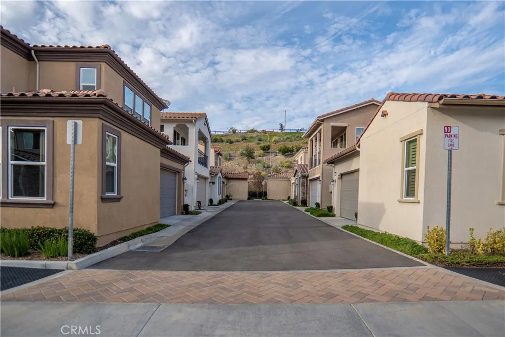 20525 Martingale, Saugus, California 91350 home-pic-4