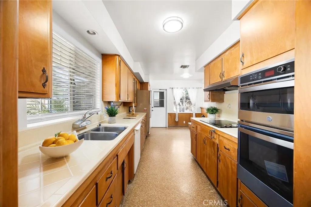 1526 Lynoak Dr, Claremont, California 91711 home-pic-12