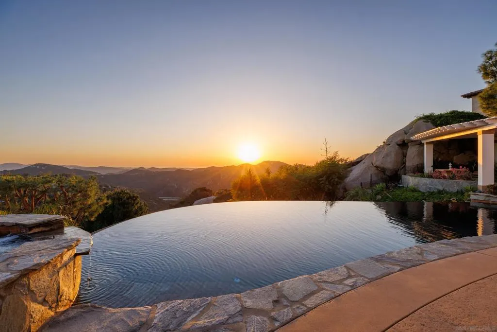 29166 Meadow Glen Way West, Escondido, California 92026 home-pic-3