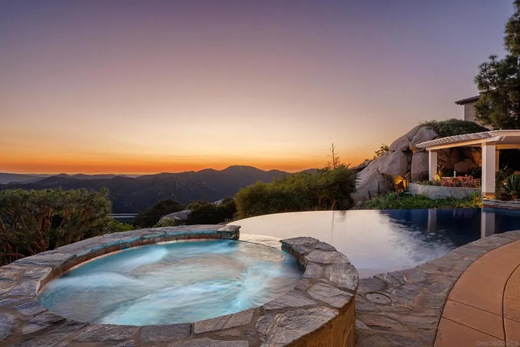 29166 Meadow Glen Way West, Escondido, California 92026 home-pic-1