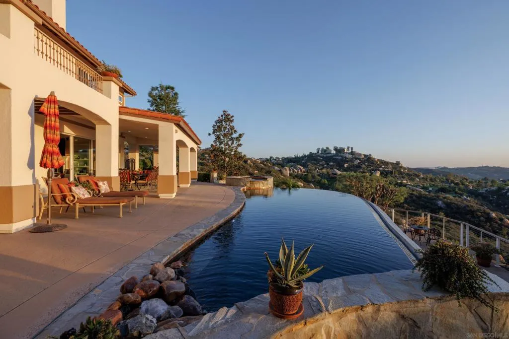 29166 Meadow Glen Way West, Escondido, California 92026 home-pic-8