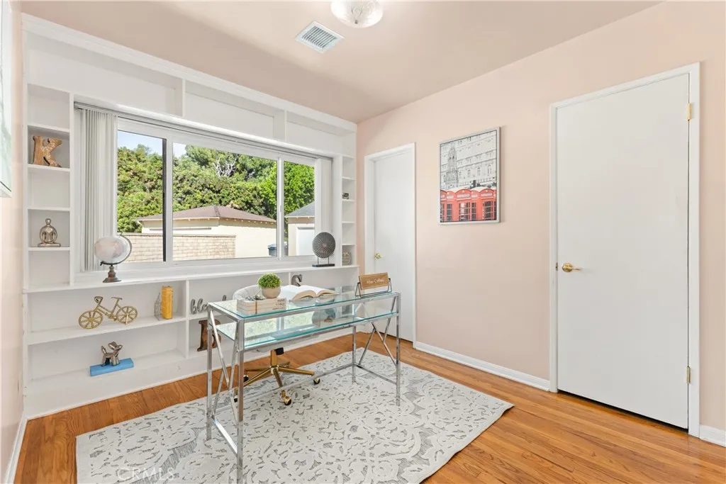 2324 Harold Circle, Burbank, California 91504 home-pic-16