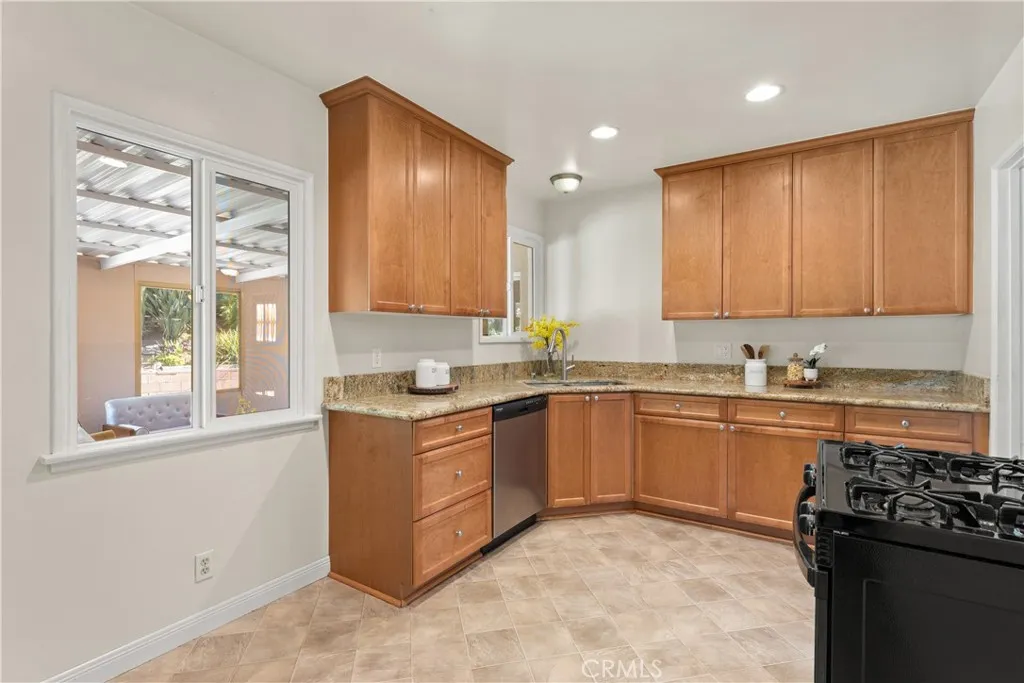 2324 Harold Circle, Burbank, California 91504 home-pic-11