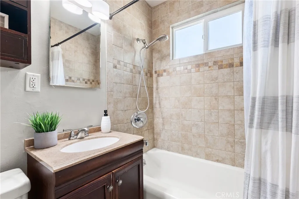 2324 Harold Circle, Burbank, California 91504 home-pic-14