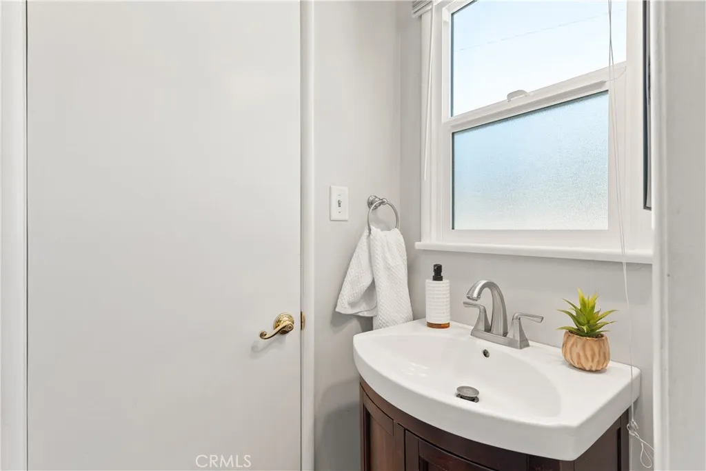 2324 Harold Circle, Burbank, California 91504 home-pic-17