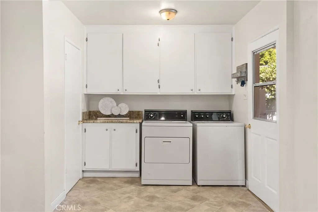 2324 Harold Circle, Burbank, California 91504 home-pic-18