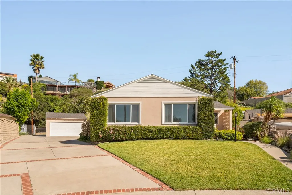 2324 Harold Circle, Burbank, California 91504 home-pic-1