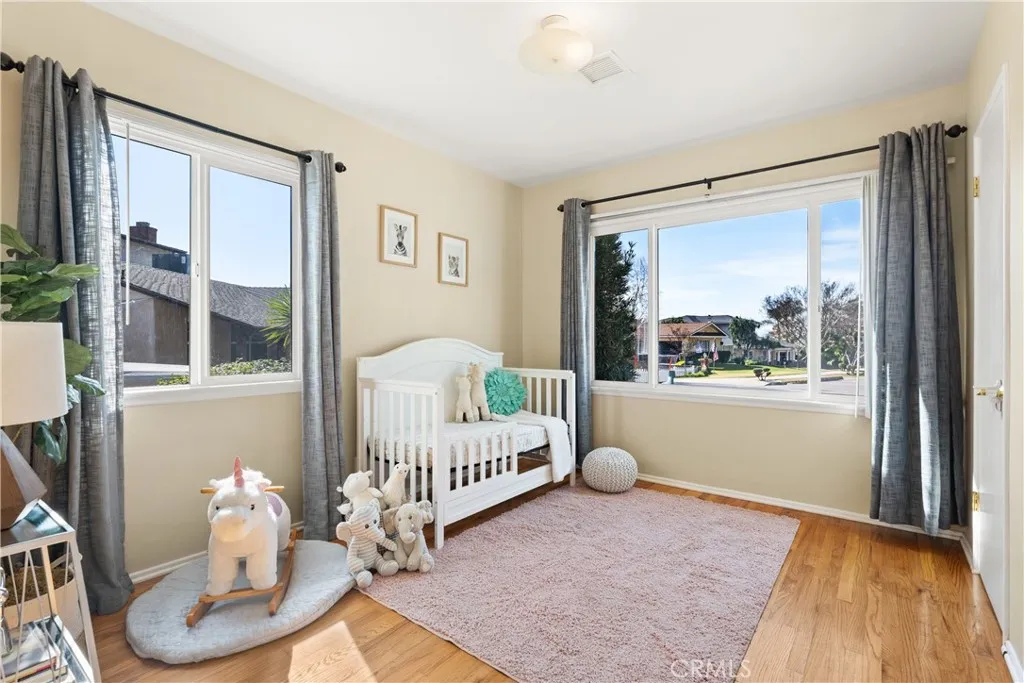 2324 Harold Circle, Burbank, California 91504 home-pic-15