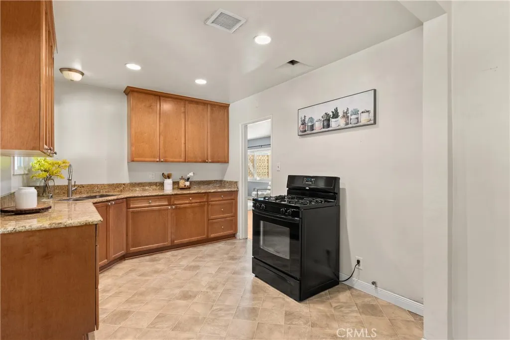 2324 Harold Circle, Burbank, California 91504 home-pic-12