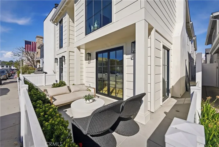 214 Abalone Avenue, Newport Beach, California 92662