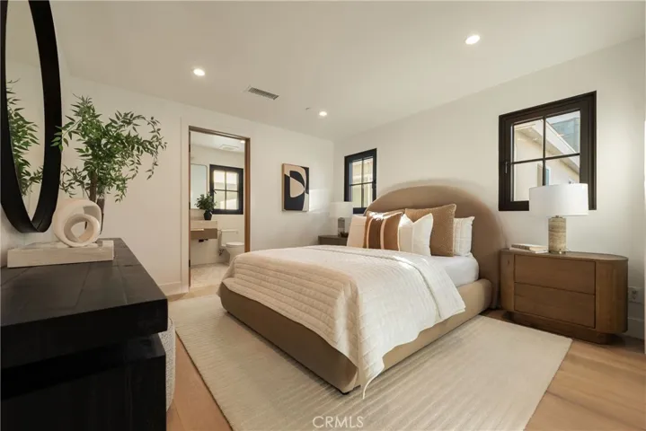 214 Abalone Avenue, Newport Beach, California 92662