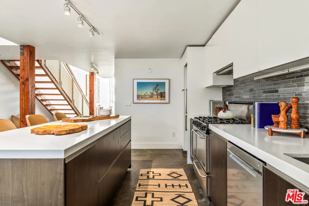615 Hampton Drive A102, Venice, California 90291 home-pic-11