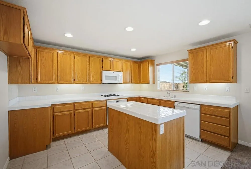 31938 Honeysuckle, Lake Elsinore, California 92532 home-pic-15