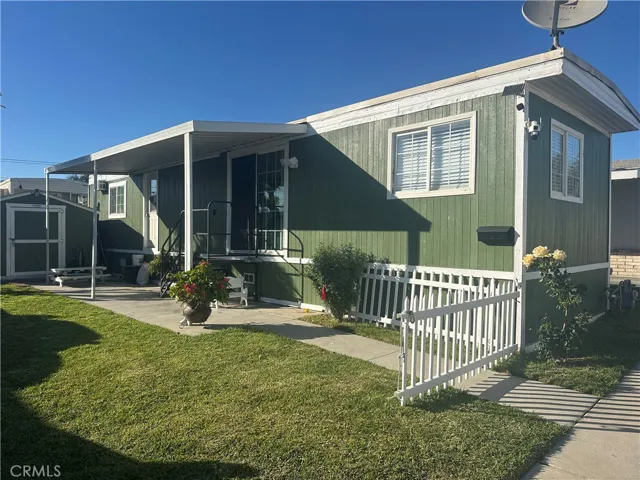 Front view showing front yard