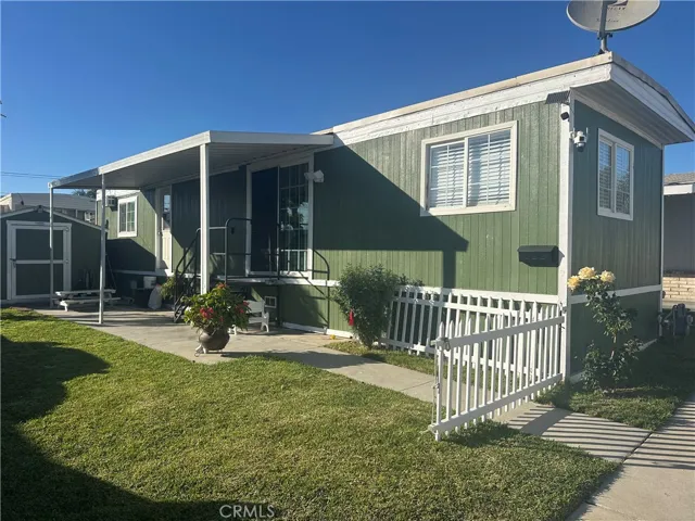 Front view showing front yard