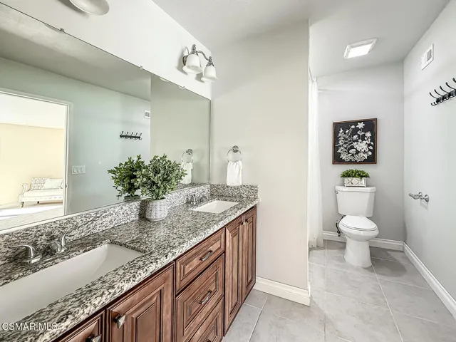 iPrimary Bedroom Suite and Balcony4