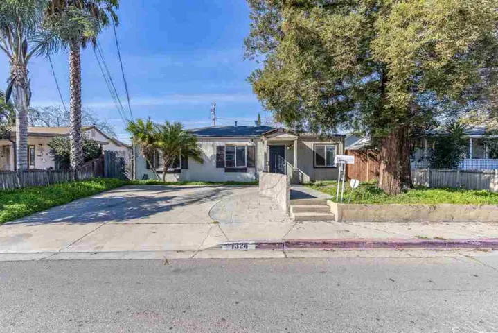 View of front of house with driveway