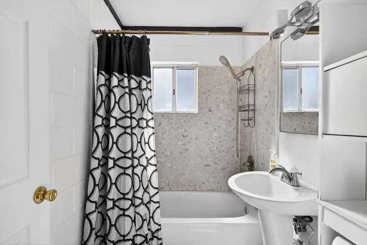 Full bath with shower / bath combo with shower curtain
