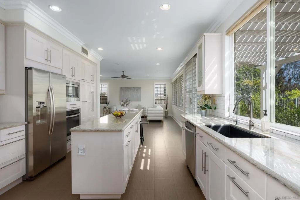 6077 Firwood Row, San Diego, California 92037 home-pic-12