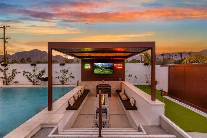 Outdoor Entertainment Lounge