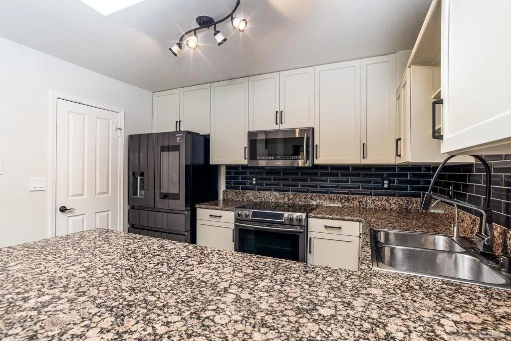 1548 Thomas Ave 6, San Diego, California 92109 home-pic-17