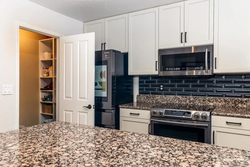 1548 Thomas Ave 6, San Diego, California 92109 home-pic-19