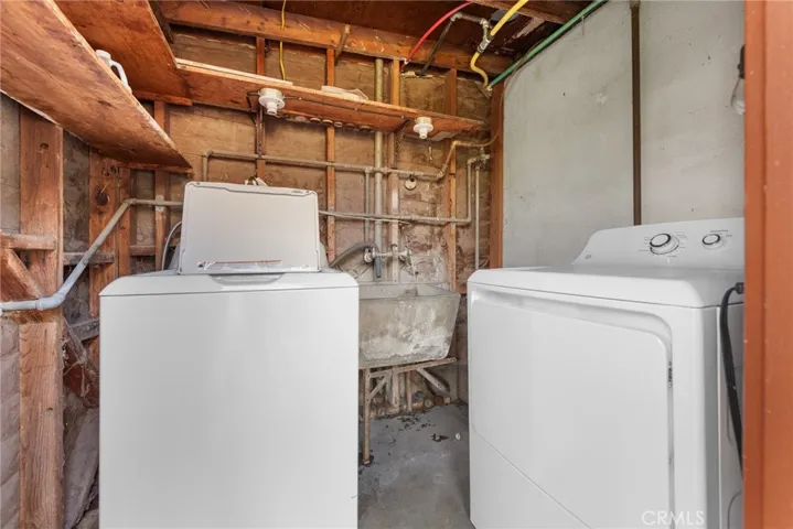 shared laundry room between units #4481 and #4483