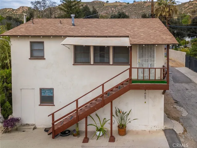 two-story includes units #4487 and #4485