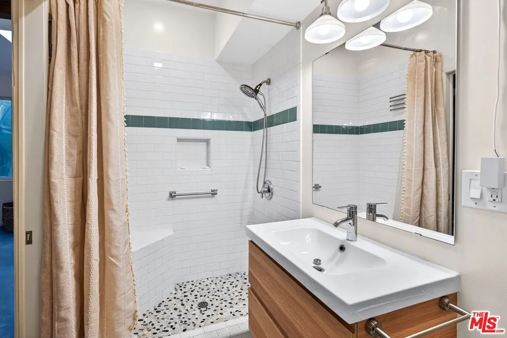 4915 West Boulevard, View Park, California 90043 home-pic-42