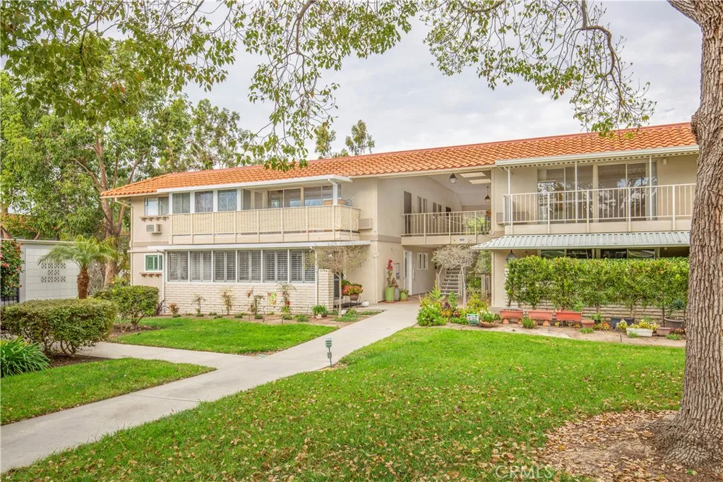682 Via Alhambra D, Laguna Woods, California 92637 home-pic-4
