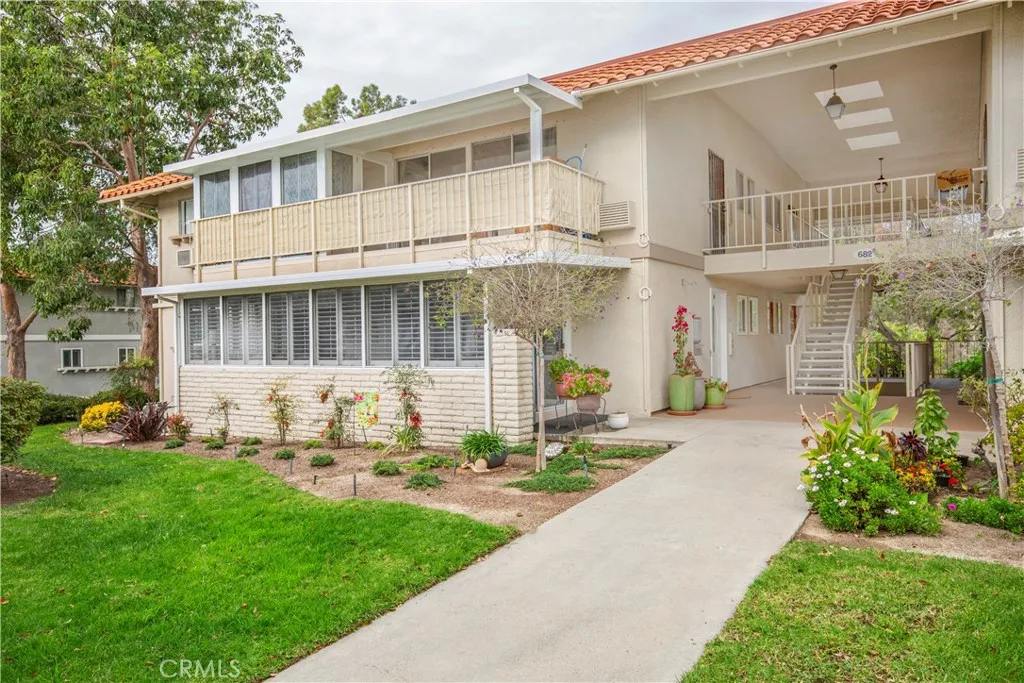 682 Via Alhambra D, Laguna Woods, California 92637 home-pic-5