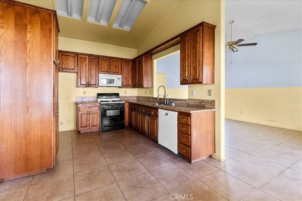 13590 Mica, Victorville, California 92392 home-pic-17