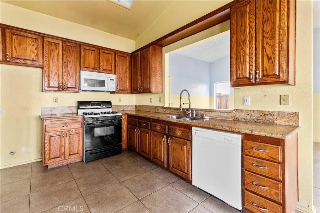 13590 Mica, Victorville, California 92392 home-pic-20