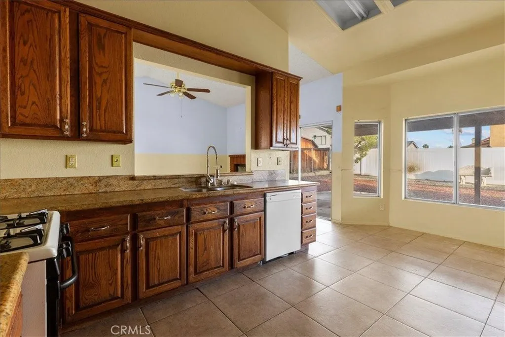 13590 Mica, Victorville, California 92392 home-pic-18