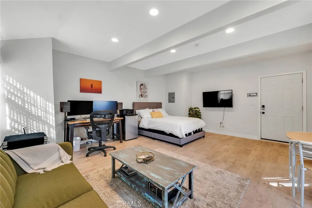 7037 Tunney Avenue, Reseda, California 91335 home-pic-34