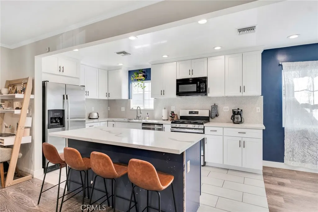 7037 Tunney Avenue, Reseda, California 91335 home-pic-7