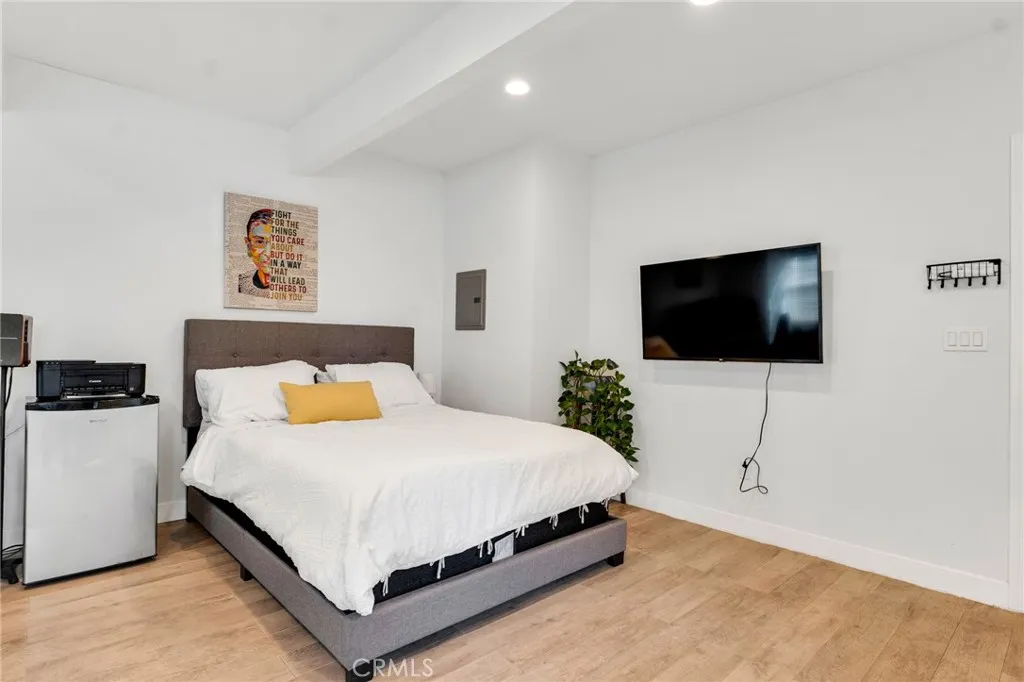 7037 Tunney Avenue, Reseda, California 91335 home-pic-32