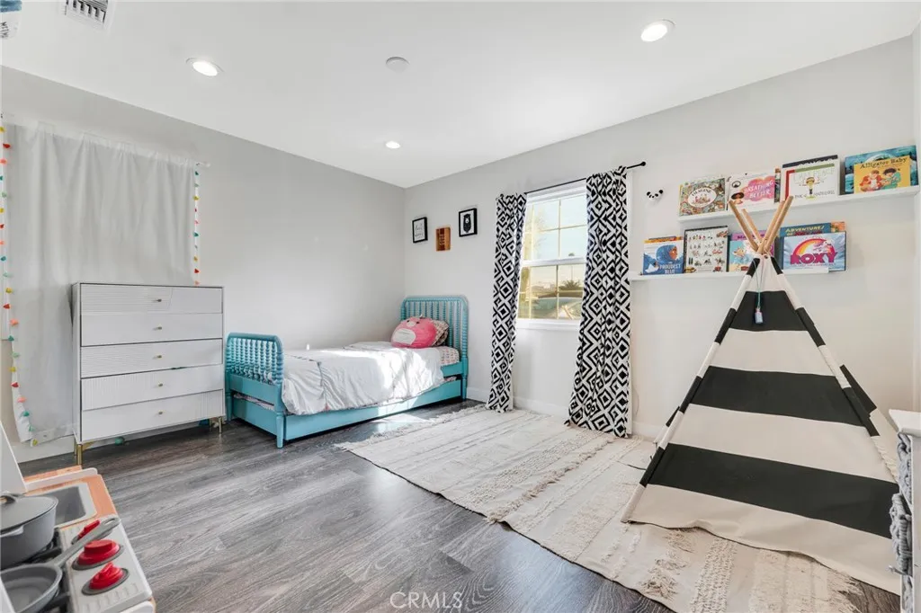 7037 Tunney Avenue, Reseda, California 91335 home-pic-17