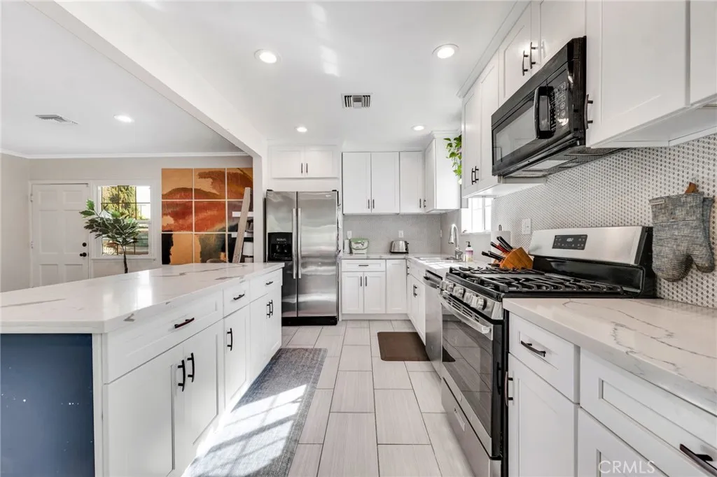 7037 Tunney Avenue, Reseda, California 91335 home-pic-4