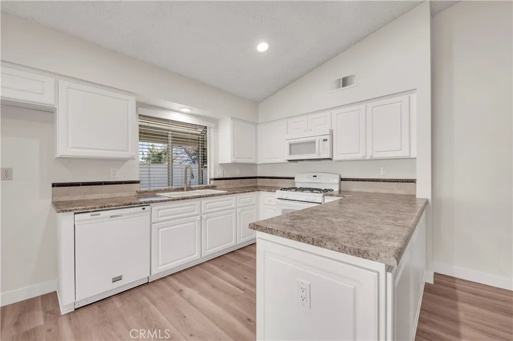 29296 Knoll Court, Menifee, California 92586 home-pic-9
