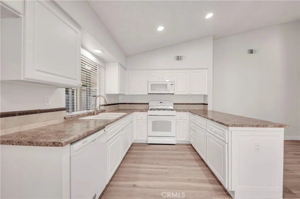 29296 Knoll Court, Menifee, California 92586 home-pic-10