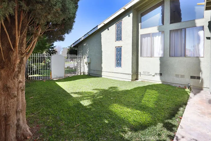 Enclosed side yard