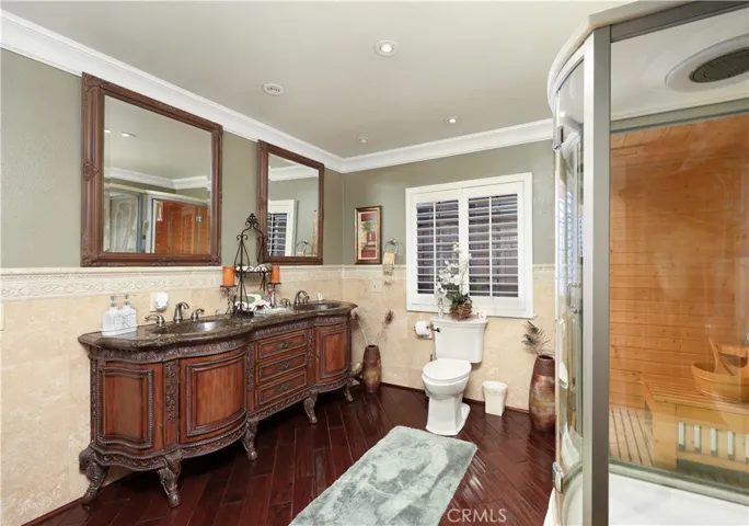 Jack & Jill bathroom (in between bedrooms 3 & 4)